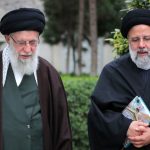 Lideri suprem i Iranit, Ajatollah Ali Khamenei dhe presidenti i ndjerë i Iranit, Ebrahim Raisi.