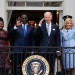 Presidenti Joe Biden, Zonja e Parë Jill Biden bashkë me Presidentin e Kenias William Ruto dhe Zonjën e Parë të Kenias Rachel Ruto përshëndesin nga tarraca e Shtëpisë së Bardhë, në Uashington, më 23 maj, 2024/AP