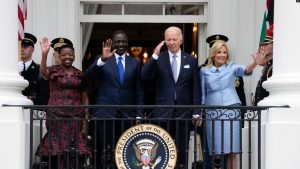 Presidenti Joe Biden, Zonja e Parë Jill Biden bashkë me Presidentin e Kenias William Ruto dhe Zonjën e Parë të Kenias Rachel Ruto përshëndesin nga tarraca e Shtëpisë së Bardhë, në Uashington, më 23 maj, 2024/AP