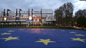 Një flamur i BE-së para Këshillit të Evropës në Strasburg.