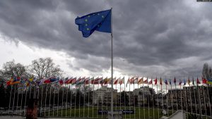 Flamujt duke u valëvitur jashtë ndërtesës së Këshillit të Evropës në Strasburg.