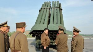Lideri i Koresë së Veriut, Kim Jong Un, duke e inspektuar një raketahedhës të ri në një lokacion të pazbuluar në Korenë e Veriut, 10 maj 2024.