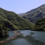 Tashmë një atraksion turistik në Shqipëri, bukuria e liqenit të Komanit është duke u rrezikuar vazhdimisht nga mbeturinat e shumta që shihen në sipërfaqe.