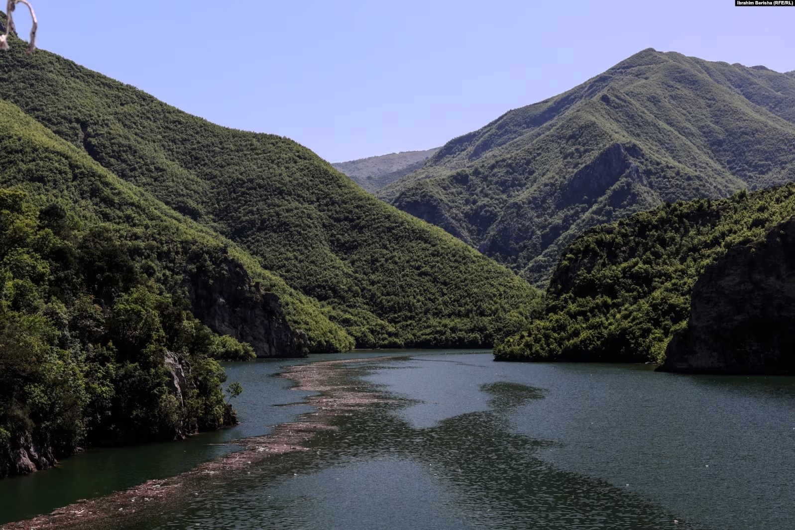 Tashmë një atraksion turistik në Shqipëri, bukuria e liqenit të Komanit është duke u rrezikuar vazhdimisht nga mbeturinat e shumta që shihen në sipërfaqe.
