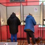 Disa lituanezë duke votuar në Vilnius, në zgjedhjet presidenciale të Lituanisë të dielën më 12 maj 2024.