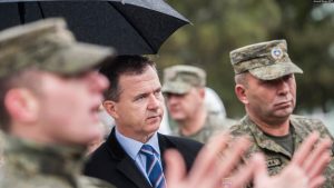 Lordi Mark Lancaster gjatë një vizite në Forcën e Sigurisë së Kosovës.
