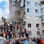 Ekipet e shpëtimit duke punuar në vendin e ngjarjes së një ndërtese të shembur pjesërisht nga një sulm raketor në qytetin kufitar Belgorod, Rusi, 12 maj 2024.