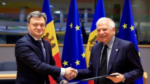 Kryeministri i Moldavisë, Dorin Recean, dhe shefi i diplomacisë të BE-së, Josep Borrell, gjatë ceremonisë së nënshkrimit të paktit në Bruksel më 21 maj 2024.
