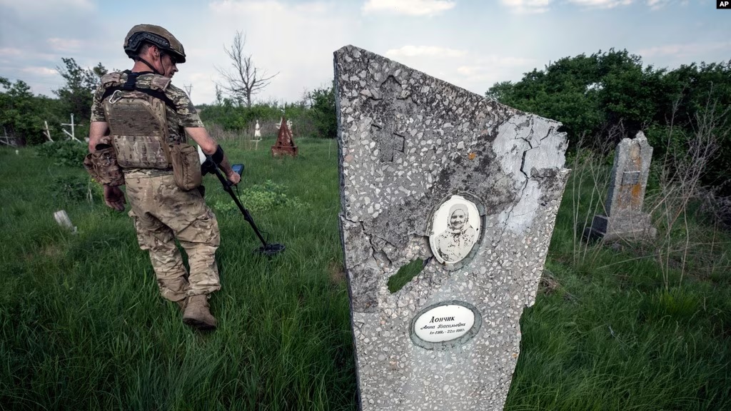 Njësitë ukrainase duke kontrolluar territorin për mina pas luftimeve me forcat ruse në rajonin Donetsk (2 maj 2024)