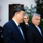 Presidenti i Kinës, Xi Jinping, bisedon me kryeministrin e Hungarisë, Viktor Orban (djathtas), para bisedimeve zyrtare mes tyre në Budapest, Hungari, 9 maj 2024.