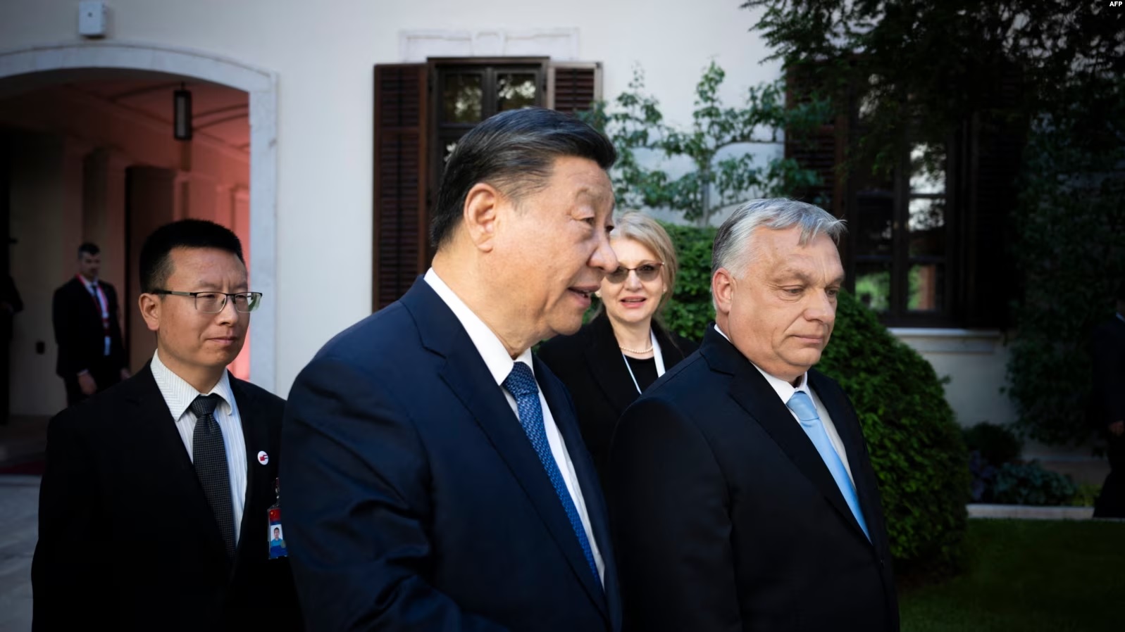 Presidenti i Kinës, Xi Jinping, bisedon me kryeministrin e Hungarisë, Viktor Orban (djathtas), para bisedimeve zyrtare mes tyre në Budapest, Hungari, 9 maj 2024.