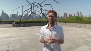 Artisti Petrit Halilaj gjatë intervistës për Zërin e Amerikës, në hapje të ekspozitës së tij "Abetare" në tarracë të Muzeut Metropolitan në Nju Jork