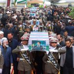 Arkivolet, e mbështjella me flamuj, të presidentit Ebrahim Raisi dhe zyrtarëve të tjerë që humbën jetën nga rrëzimi i helikopterit, sillen në Teheran për ceremoninë e varrimit, 21 maj 2024.