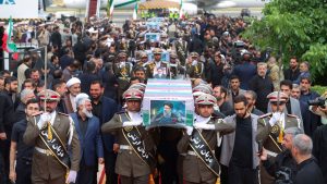 Arkivolet, e mbështjella me flamuj, të presidentit Ebrahim Raisi dhe zyrtarëve të tjerë që humbën jetën nga rrëzimi i helikopterit, sillen në Teheran për ceremoninë e varrimit, 21 maj 2024.