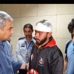 Ministri i Brendshëm pakistanez Mohsin Naqvi duke i takuar studentët që janë evakuuar nga Bishkeku për në Lahore.