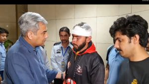 Ministri i Brendshëm pakistanez Mohsin Naqvi duke i takuar studentët që janë evakuuar nga Bishkeku për në Lahore.