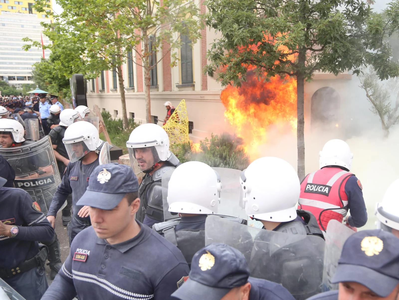 Opozita hedh sërish molotov ndaj Bashkisë së Tiranës