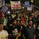 Jeruzalem: Dhjetëra-mijëra vetë protestojnë kundër qeverisë së kryeministrit Netanyahu