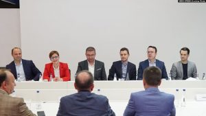 Pamje nga takimi mes delegacioneve të partisë VMRO DPMNE, dhe koalicionit të opozitës shqiptare VLEN, të cilat po bisedojnë për formimin e Qeverisë së re të Maqedonisë së Veriut, 11 maj 2024.