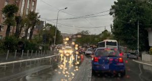 Policia e Kosovës apelon për kujdes të shtuar në trafik pas reshjeve të shiut
