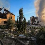 Zjarrfikësit pranë një shtëpie të djegur si pasojë e sulmeve ruse në rajonin e Harkivit, Ukrainë, 10 maj 2024.