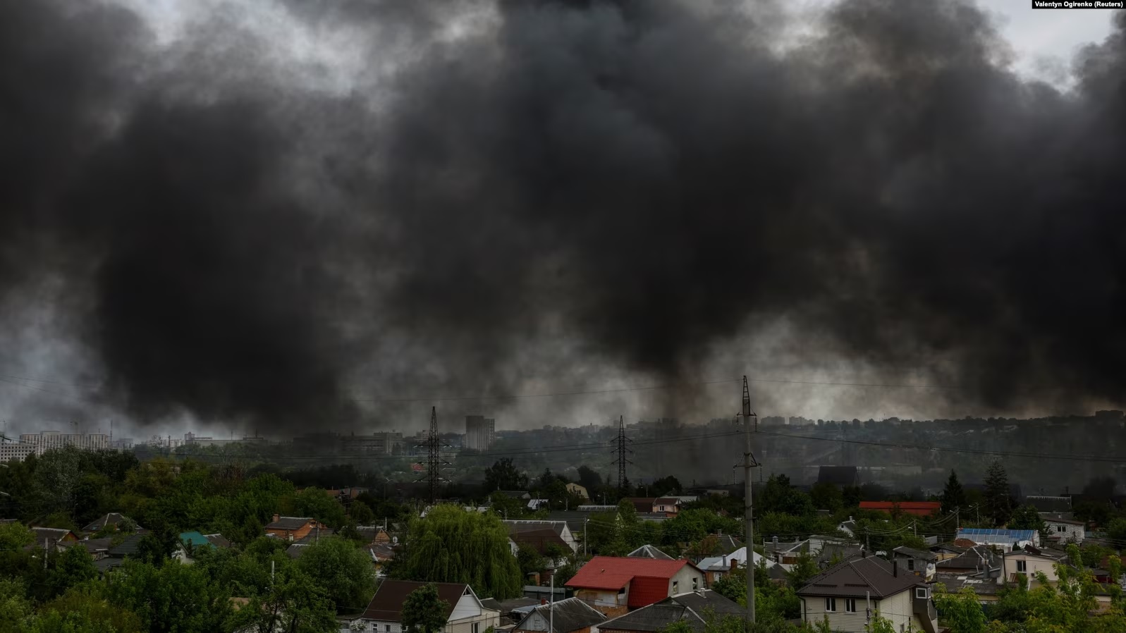 Tymi i përhapur mbi Harkiv, si pasojë e një sulmi raketor rus.