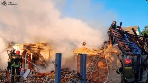 Zjarrfikësit duke punuar në një objekt të shkatërruar pas një sulmi raketor rus në rajonin e Kievit, 8 maj 2024.