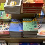 Disa libra për klasë të ndryshme që shiten në një librari në Prishtinë.