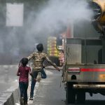 Fëmijët vrapojnë pas një kamioni që spërkat ujë përgjatë një rruge në Nju Delhi, ndërsa qyteti regjistron një temperaturë rekord prej 49.9C. Fotografia: Arun Sankar/AFP/Getty Images