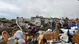 Njerëzit duke i shikuar dëmet e shkaktuar nga një tornado në Greenfield, Ajova të Shteteve të Bashkuara, 21 maj 2024.