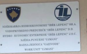 Në liqenin e Ujmanit vendosen tabelat me simbole të Kosovës