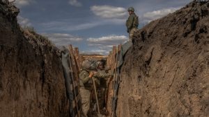 Zyrtarët ukrainas janë kritikuar për mosgërmimin e llogoreve dhe ndërtimin e fortifikimeve mbrojtëse shumë më shpejt.