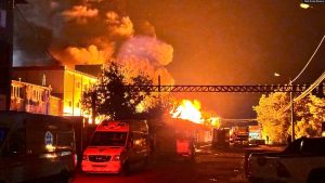 Zjarri i shkaktuar pas sulmeve ruse me dronë në Harkiv. 4 maj 2024.