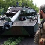 Ushtarët ukrainas duke përdorur një tank të prodhimit francez AMX-10 RC