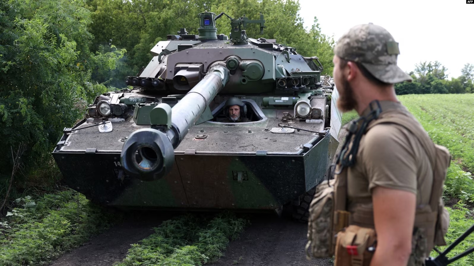 Ushtarët ukrainas duke përdorur një tank të prodhimit francez AMX-10 RC