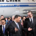 Presidenti i Kinës, Xi Jinping, dhe lideri serb Aleksandar Vuçiq, takohen në aeroportin e Beogradit mbrëmjen e 7 majit.