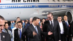 Presidenti i Kinës, Xi Jinping, dhe lideri serb Aleksandar Vuçiq, takohen në aeroportin e Beogradit mbrëmjen e 7 majit.