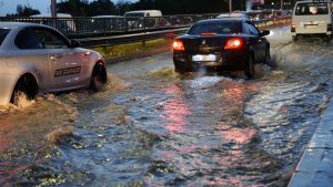 Rrugët e kryeqytetit të Kosovës, Prishtinës, janë vërshuar në pasditen e së dielës, si pasojë e një shiu të rrëmbyeshëm.