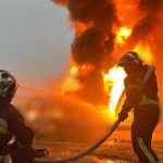Zjarrfikësit e shuajnë zjarrin e shkaktuar nga sulmet ajrore ruse në rajonin e Kievit, 12 qershor 2024.