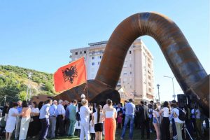 Inaugurohet në Shkodër skulptura konceptuale “Albanian key”