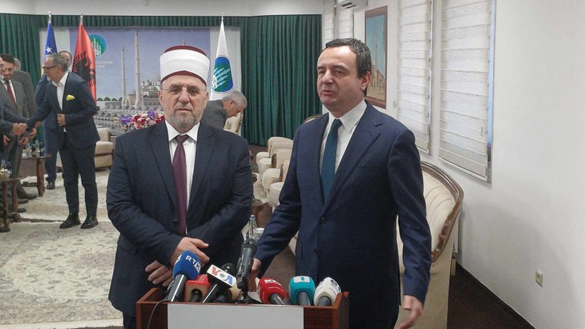 Kryeministri i Kosovës, Albin Kurti, në nder të festës së Kurban Bajramit ka vizituar kryemyftiun e vendit, Naim Tërnava në selinë e Bashkësisë Islame të Kosovës (BIK).