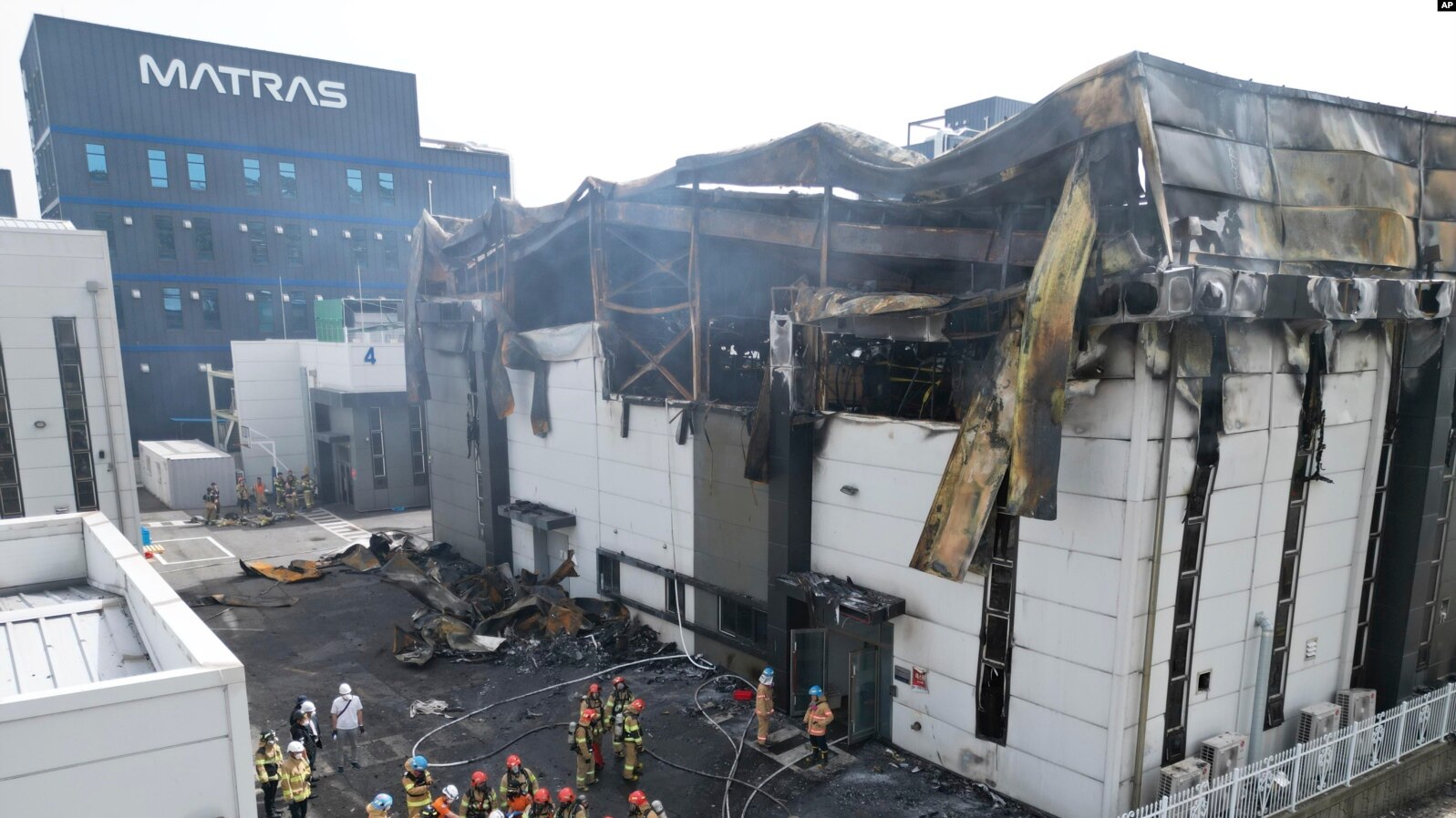 Ndërtesa e fabrikës së baterive në Hwaseong, në Korenë e Jugut, e dëmtuar nga zjarri, 24 qershor 2024.