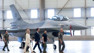 Presidenti ukrainas, Volodymyr Zelenskyy (i dyti nga e djathta) dhe kryeministri holandez në detyrë, Mark Rutte (në mes) duke e shikuar avionin luftarak F-16 në Eindhoven, Holandë, gusht 2023.