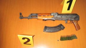 Policia e Kosovës konfiskon dy armë zjarri në Skenderaj, arrestohet i dyshuari