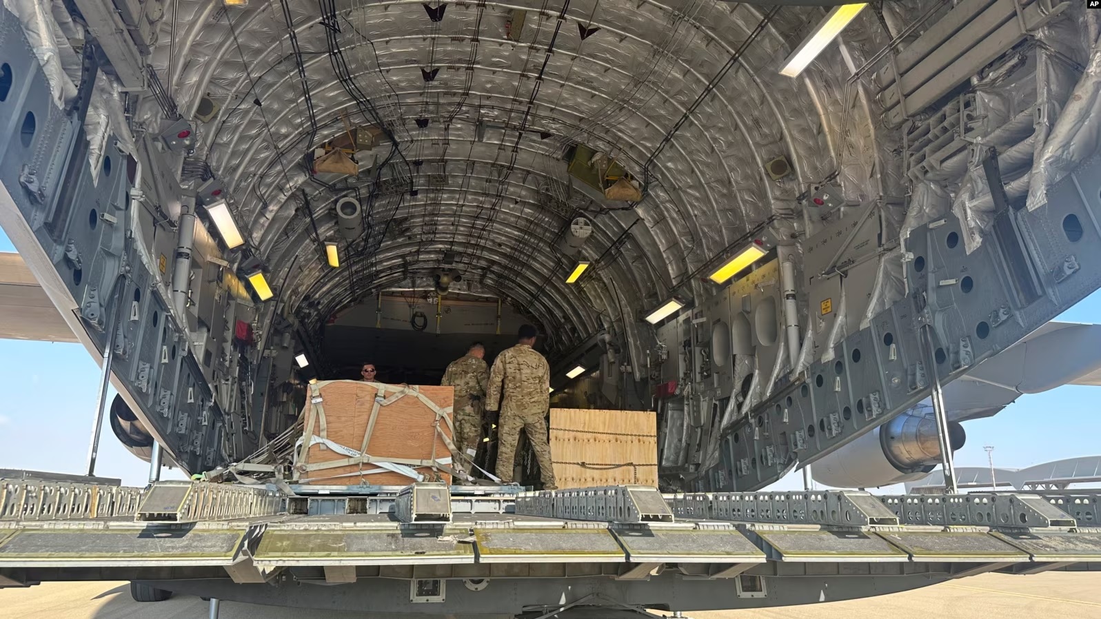 Një avion transportues amerikan C-17 duke shkarkuar municione për Izraelin në bazën ajrore Nevatim, Izrael