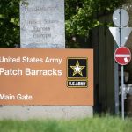Një shenjë tregon hyrjen në Kazermën Patch të Ushtrisë së Shteteve të Bashkuara dhe selinë e forcave amerikane në Evropë.