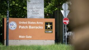 Një shenjë tregon hyrjen në Kazermën Patch të Ushtrisë së Shteteve të Bashkuara dhe selinë e forcave amerikane në Evropë.