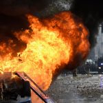 Një veturë duke u djegur gjatë përleshjeve mes protestuesve dhe policisë në Buenos Aires, Argjentinë, 12 qershor 2024.