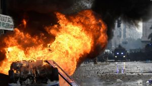Një veturë duke u djegur gjatë përleshjeve mes protestuesve dhe policisë në Buenos Aires, Argjentinë, 12 qershor 2024.