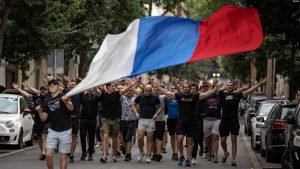 Grupet e djathtistëve dhe tifozëve në Serbi duke protestuar kundër mbajtjes së festivalit "Mirëdita, dobar dan". Beograd, 27 qershor 2024.